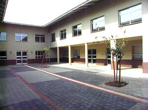 תמונה של בית ספר באור הגנוז - פלסנר אדריכלים: דוגמא לשימוש מגוון בפרטי טרקוטה